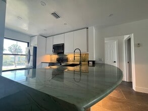 204 Lake Pointe Dr, Unit 201 in Oakland Park, FL - Foto de edificio - Building Photo