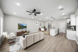 10214 Hollyglen Dr in Houston, TX - Foto de edificio - Building Photo