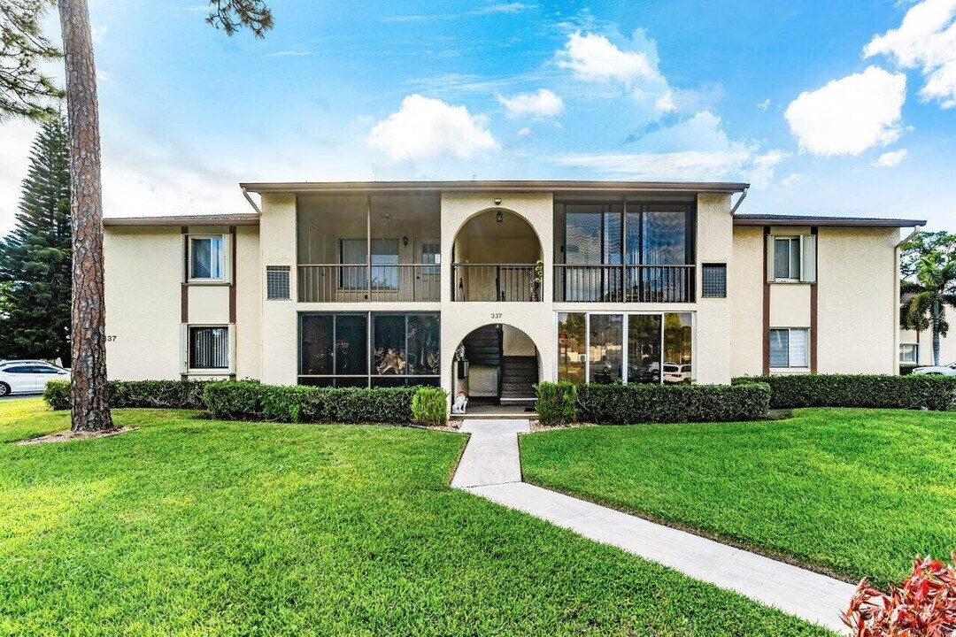 337 Knotty Pine Cir in Greenacres, FL - Building Photo