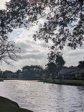 440 Lakeview Dr in Weston, FL - Building Photo - Building Photo