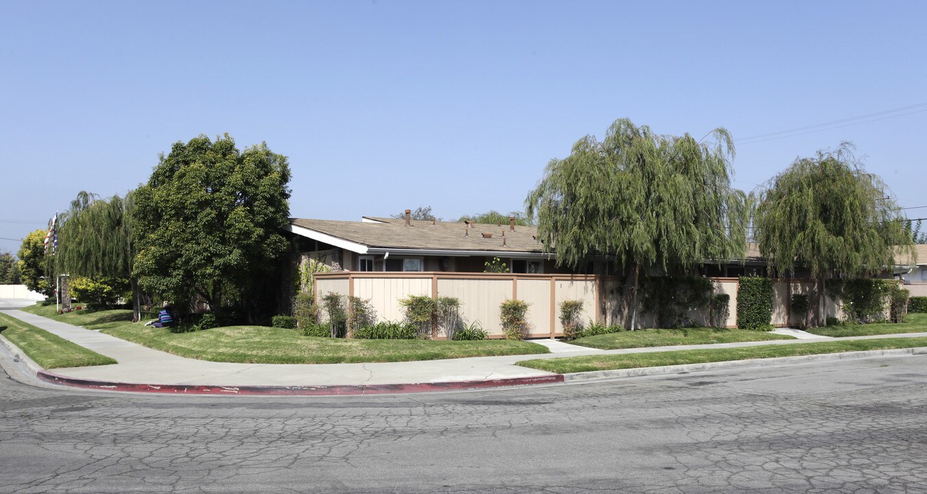 Palm Garden Apartments in Anaheim, CA - Foto de edificio