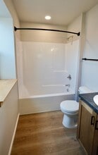 110 SE Handley St in McMinnville, OR - Foto de edificio - Building Photo