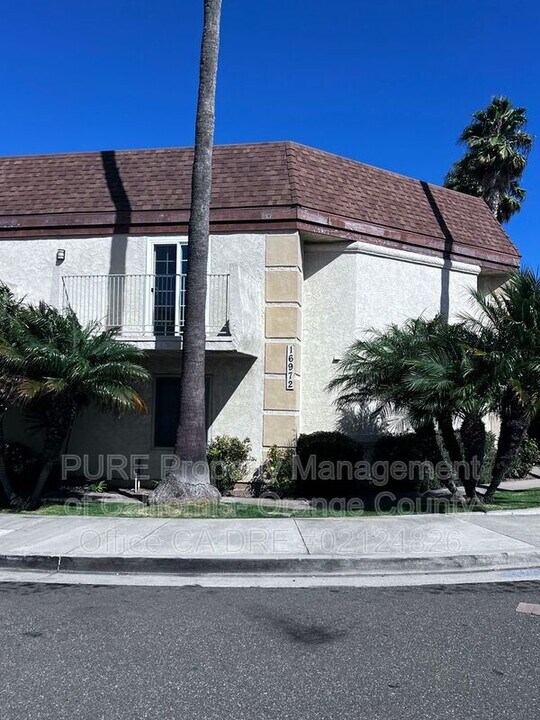 16972 Hoskins Lane in Huntington Beach, CA - Building Photo
