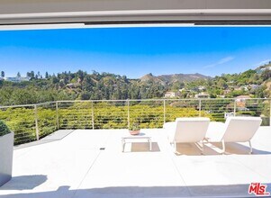 9422 Readcrest Dr in Beverly Hills, CA - Building Photo - Building Photo