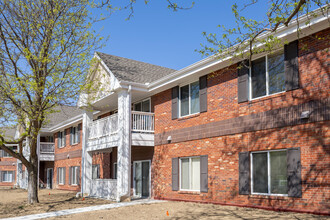 Bloomfield Forum 55+ Community in Omaha, NE - Foto de edificio - Building Photo