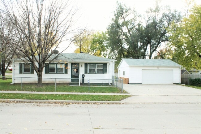 6109 Buckingham Ave in Omaha, NE - Building Photo - Building Photo