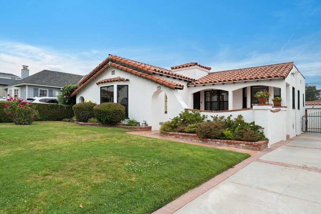 6111 W 75th St in Los Angeles, CA - Building Photo