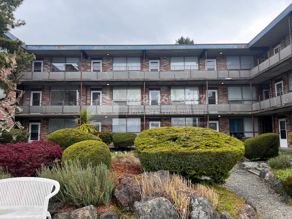 211 Shore Dr in Bremerton, WA - Foto de edificio