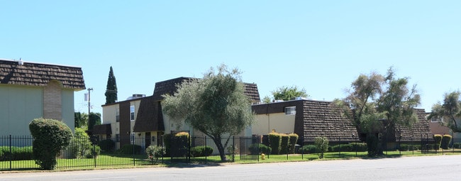 5606 Hillsdale Blvd in Sacramento, CA - Building Photo - Building Photo