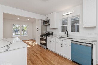 6251 N Hamlin Ave in Chicago, IL - Building Photo - Building Photo
