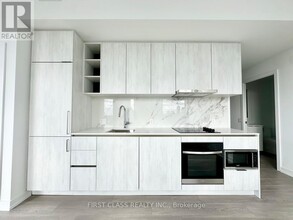 8-2618 Wellesley St W in Toronto, ON - Building Photo - Building Photo