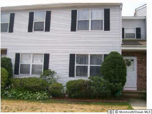 33 Hemlock Dr in Jamesburg, NJ - Building Photo