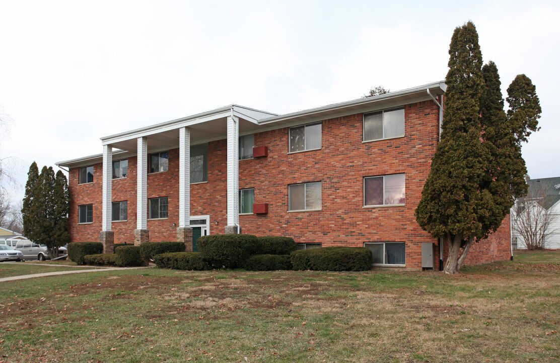 Carriage House Apartments in Eaton Rapids, MI - Building Photo