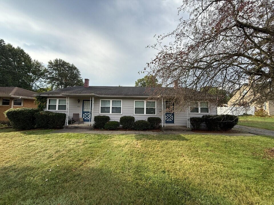 823 Mathews Rd in Youngstown, OH - Building Photo