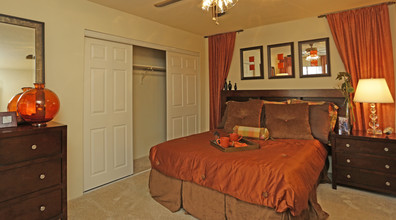 Shadowlake Villa Apartments in Gretna, LA - Building Photo - Interior Photo