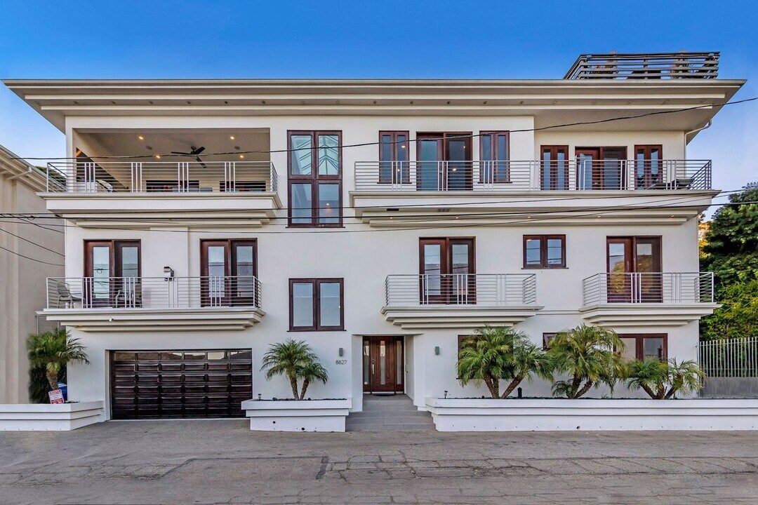 8827 Evanview Dr in Los Angeles, CA - Building Photo