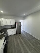 2512 S Dewey St, Unit 2 in Philadelphia, PA - Foto de edificio - Building Photo