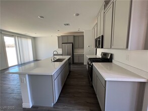 8903 Roadrunner Ravine St in Las Vegas, NV - Building Photo - Building Photo
