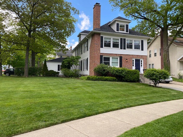 282 E Woodland Rd in Lake Forest, IL - Building Photo