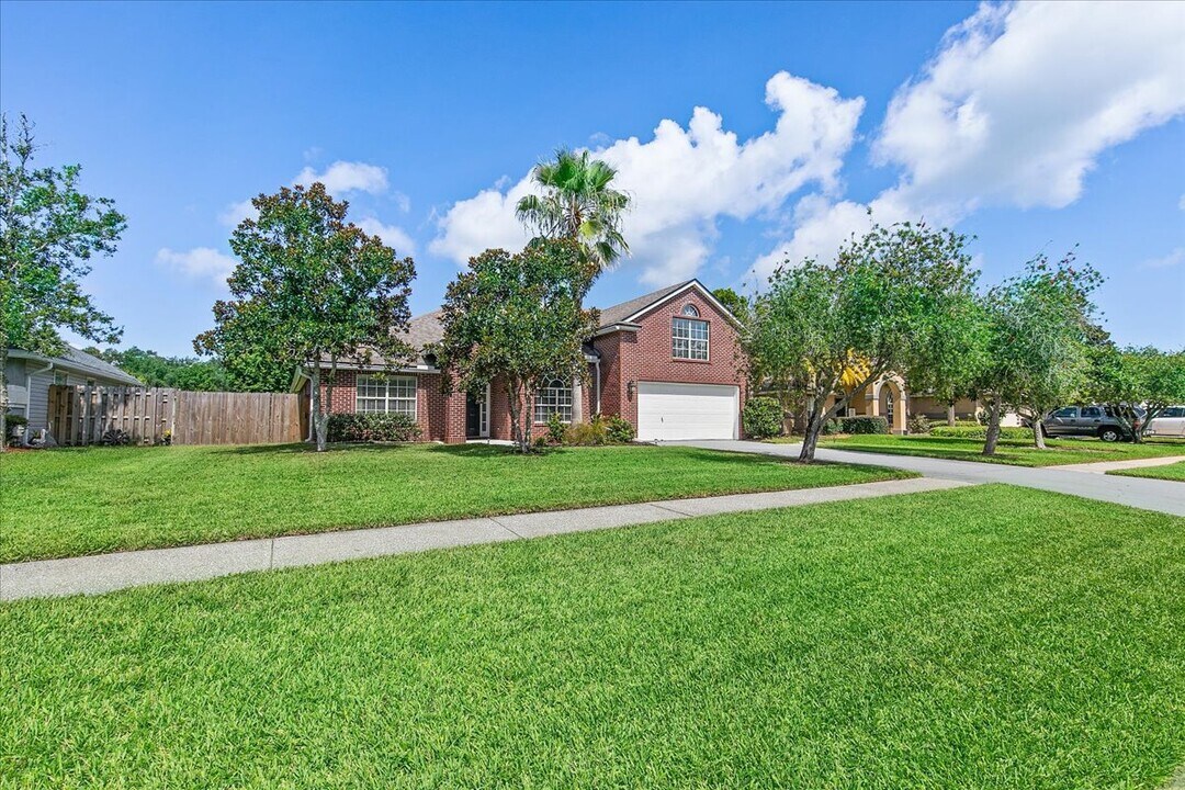 165 N Lake Cunningham Ave in Saint Johns, FL - Foto de edificio