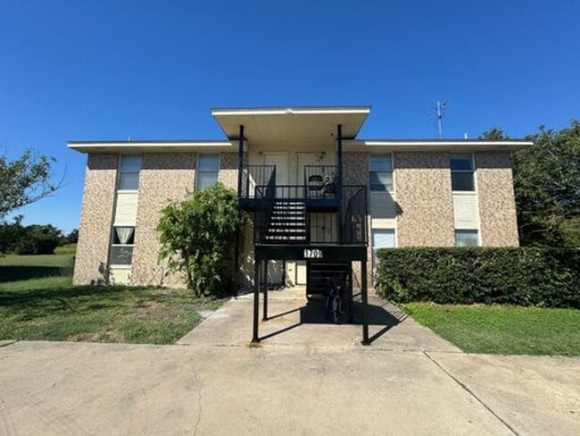 1709 Cedarhill Dr