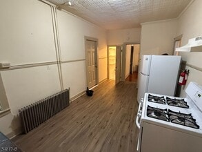 69 W Somerset St in Raritan, NJ - Foto de edificio - Building Photo