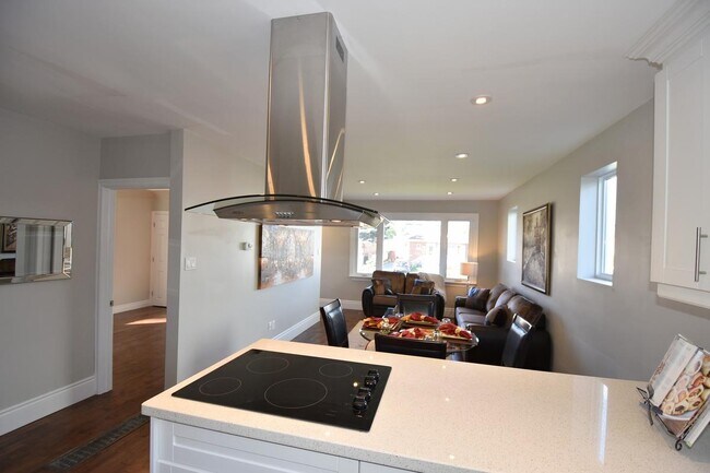 423 Cochrane Rd in Hamilton, ON - Building Photo - Building Photo