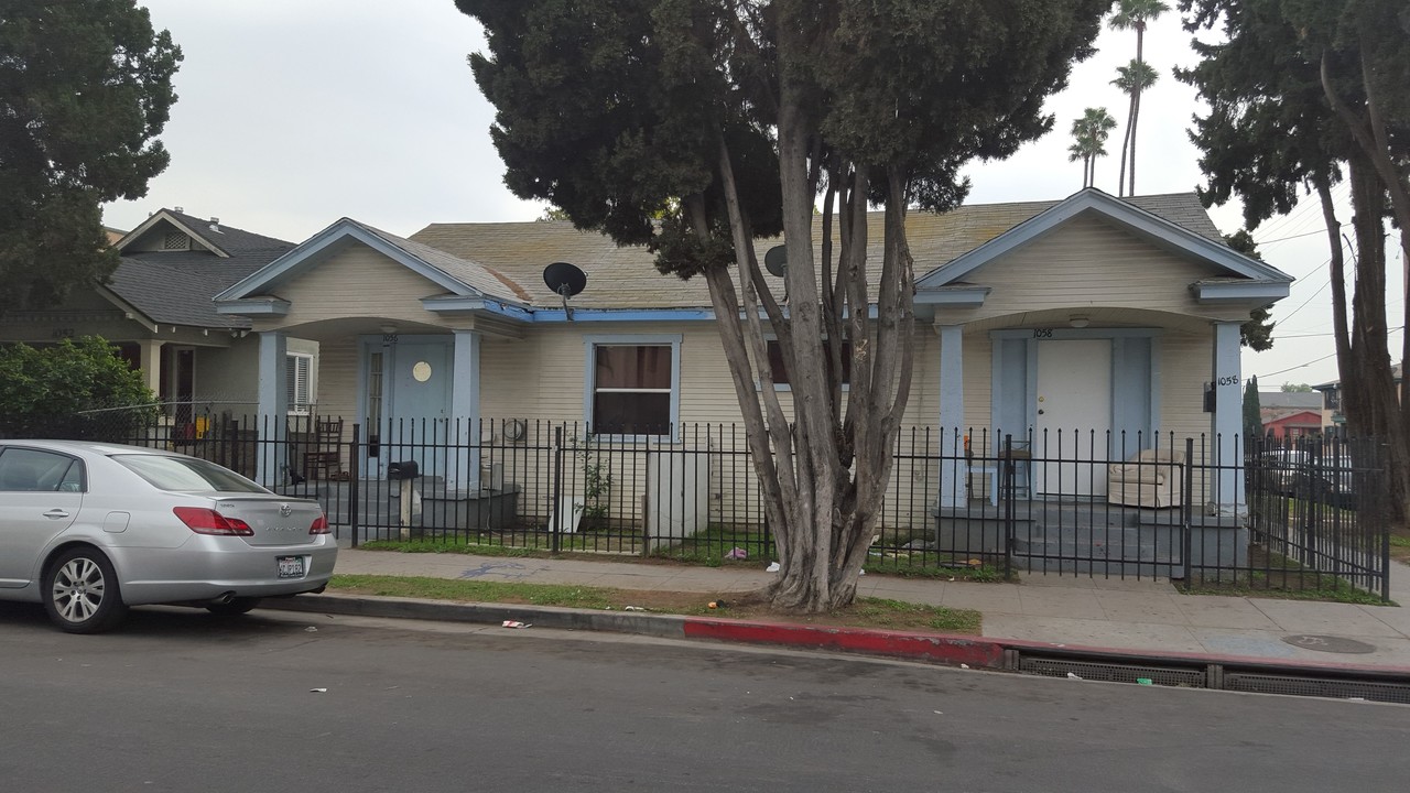 1056 W 42nd Pl in Los Angeles, CA - Building Photo