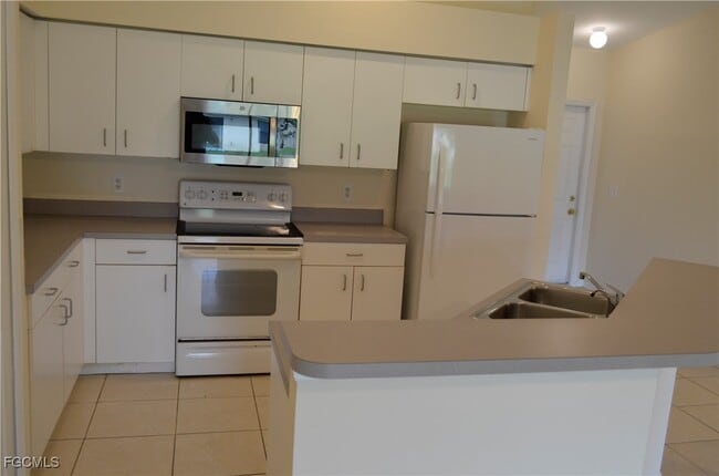 1325 SE 8th Ave in Cape Coral, FL - Building Photo - Building Photo