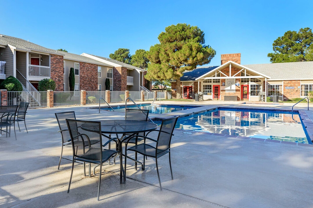 Whispering Pines in El Paso, TX - Foto de edificio