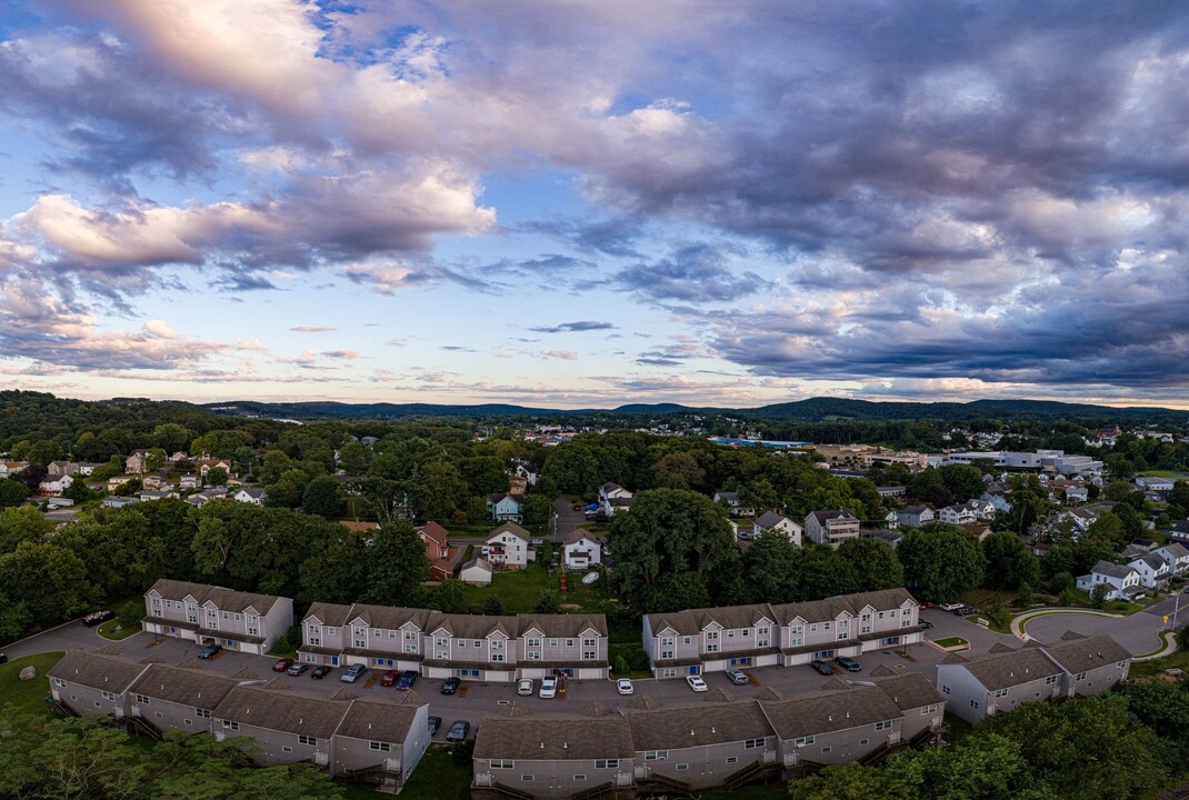 62 Chestnut St Ext in Danbury, CT - Foto de edificio