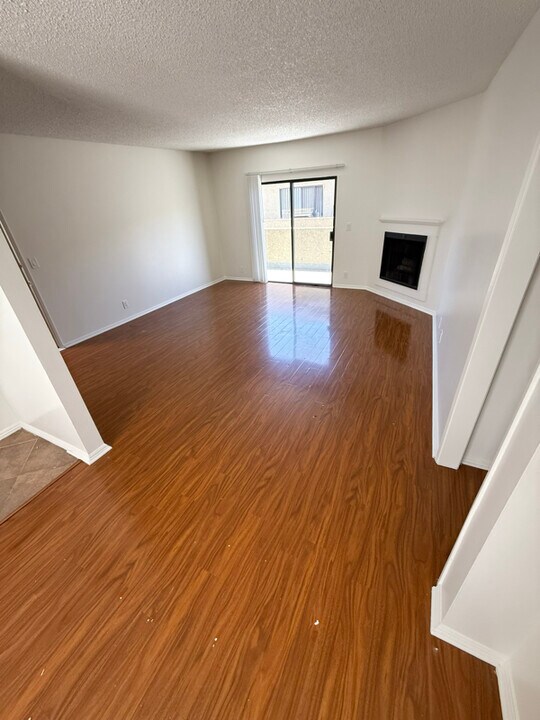 14942 Burbank Blvd in Los Angeles, CA - Building Photo