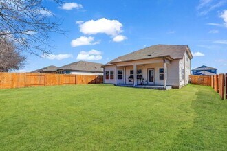 913 Main St in Hutto, TX - Building Photo - Building Photo