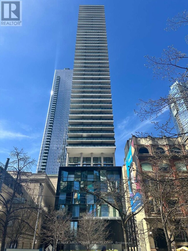 224-1224 King St W