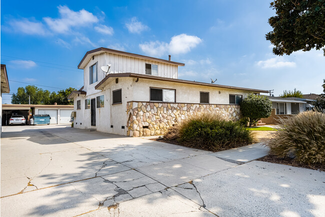 Somerset Apartments in Bellflower, CA - Building Photo - Building Photo