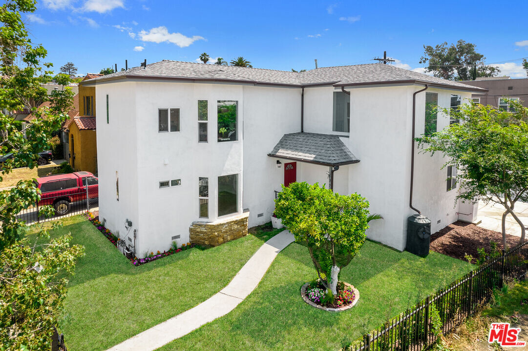 1372 Carmona Ave in Los Angeles, CA - Building Photo