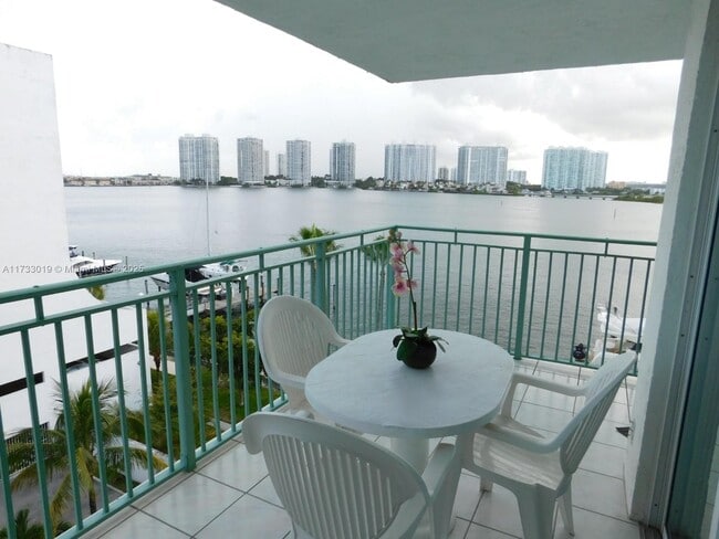 18000 N Bay Rd in Sunny Isles Beach, FL - Building Photo - Building Photo