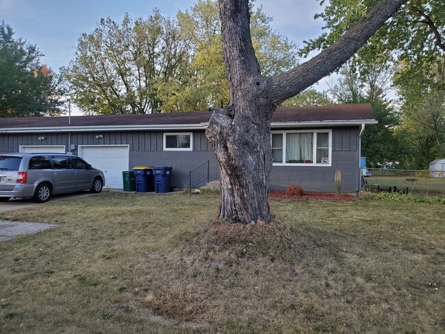 863 E Elmwood Ave in Beloit, WI - Foto de edificio - Building Photo