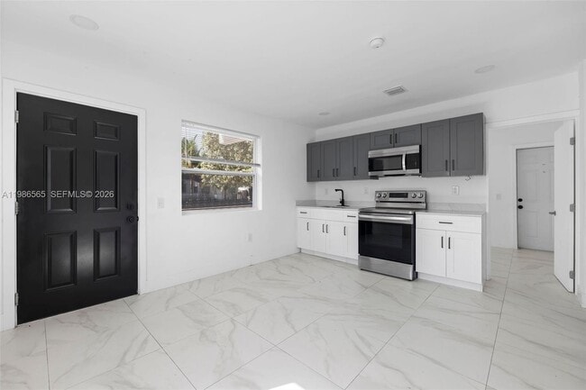 1445 NW 34th St in Miami, FL - Building Photo - Building Photo