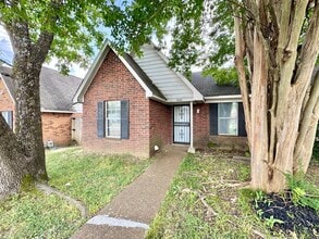 6481 Summer Creek E in Memphis, TN - Building Photo - Building Photo
