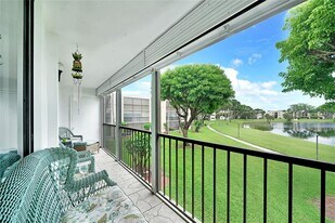 5250 Las Verdes Cir in Delray Beach, FL - Building Photo