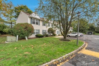 31 Hanover Square in Middlesex, NJ - Building Photo - Building Photo