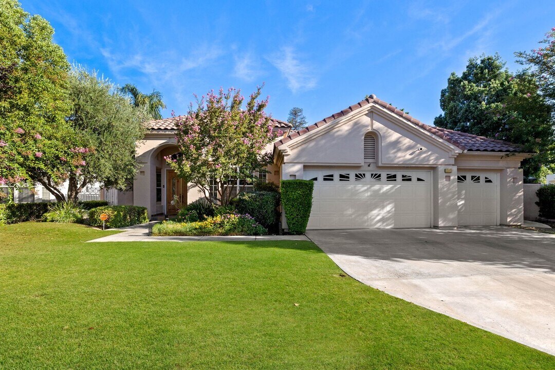 10904 Rockridge Way in Bakersfield, CA - Building Photo