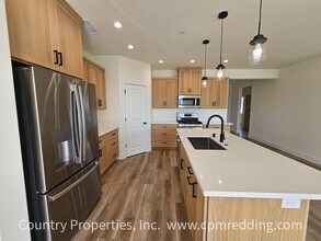 1400 White Water Cir in Redding, CA - Building Photo - Building Photo