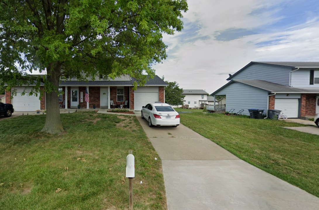 1042 St Matthew Ave in O'Fallon, MO - Building Photo