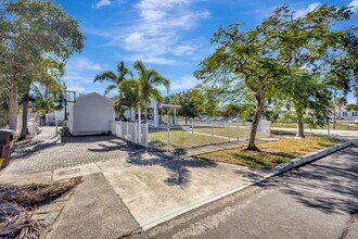 736 Rockland Dr in West Palm Beach, FL - Building Photo - Building Photo