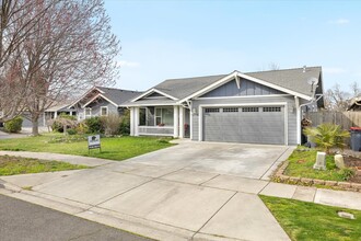 1236 Shafer Ln in Medford, OR - Building Photo - Building Photo