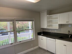 5605 N Bowdoin St in Portland, OR - Building Photo - Building Photo