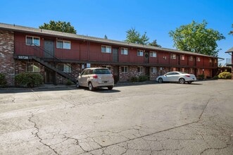 Colonial Villa Apartments in Portland, OR - Foto de edificio - Building Photo