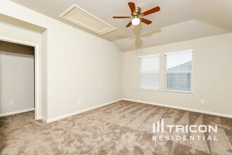 13520 Paxton Blvd in Saint Hedwig, TX - Foto de edificio - Building Photo